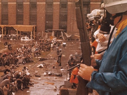 La policía vigila a los prisioneros tras la revuelta en la prisión de Attica en septiembre de 1971.