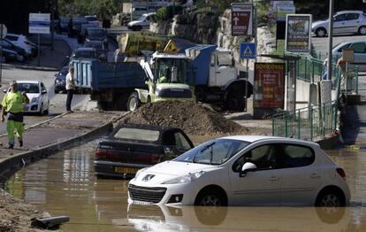 Diversos vehicles continuen bloquejats per les inundacions a Valàuria, al sud de França.