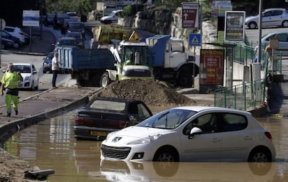 Diversos vehicles continuen bloquejats per les inundacions a Valàuria, al sud de França.