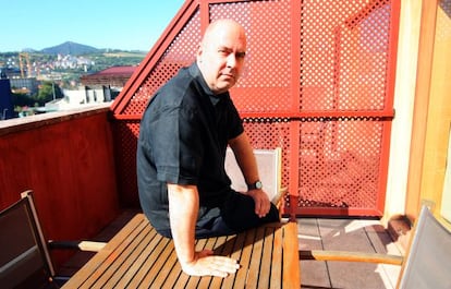 Tibor Fischer posa en la terraza del hotel bilbaíno donde se hospedó durante su visita al Festival de la Risa