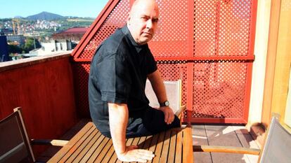 Tibor Fischer posa en la terraza del hotel bilbaíno donde se hospedó durante su visita al Festival de la Risa