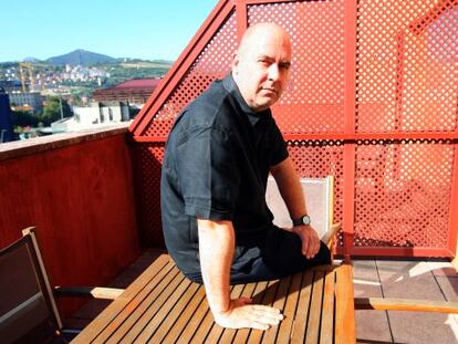 Tibor Fischer posa en la terraza del hotel bilbaíno donde se hospedó durante su visita al Festival de la Risa