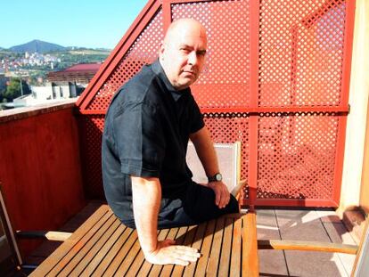 Tibor Fischer posa en la terraza del hotel bilbaíno donde se hospedó durante su visita al Festival de la Risa