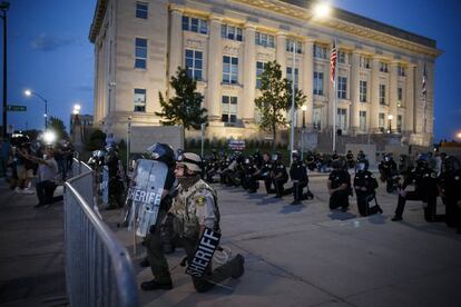 Agentes de policía se arrodillan durante una manifestación frente a la sede de la Policía de Des Moines (Iowa, Estados Unidos).