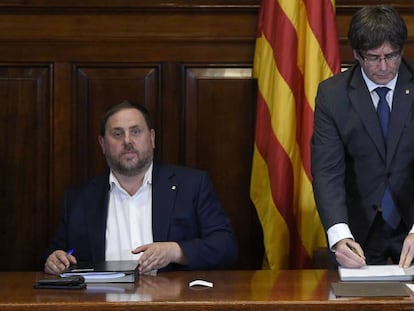 Carles Puigdemont y Oriol Junqueras este mi&eacute;rcoles durante la firma de la ley del refer&eacute;ndum del 1 de octubre en Catalu&ntilde;a.