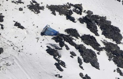 Restos del avión en las montañas de Kabul.