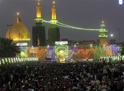 Peregrinos chiíes se concentran entre los santuarios del imán Abbas y del imán Hussein en Kerbala, 80 kilómetros al suroeste de Bagdad