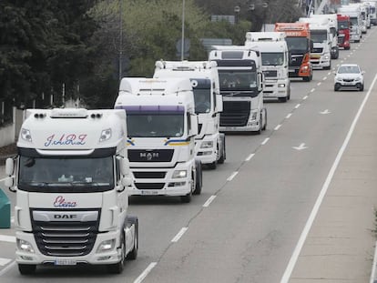Camioneros  protestan en Zaragoza en la huelga de transportistas de marzo de 2022
