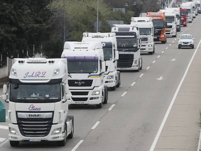 Protesta de camioneros durante la huelga de transportistas de marzo de 2022, en Zaragoza.