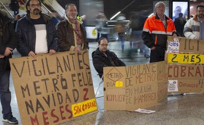 Daniel Gal&aacute;n, vigilante en huelga de hambre, en la estaci&oacute;n de metro de Sol. 