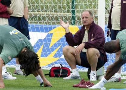 Luiz Felipe Scolari, entre Couto y Miguel, durante un entrenamiento de la selección portuguesa.