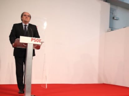 &Aacute;ngel Gabilondo, durante su presentaci&oacute;n como candidato del PSM con Rafael Simancas, presidente de la gestora, en primer plano. 