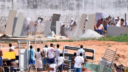 Três dias depois do primeiro confronto entre internos do Primeiro Comando da Capital (PCC) e do Sindicato do Crime do Rio Grande do Norte (RN), o clima ainda era de guerra em Alcaçuz. A imagem é do dia 17 de janeiro. No dia 14, ao menos 26 detentos morreram no confronto.