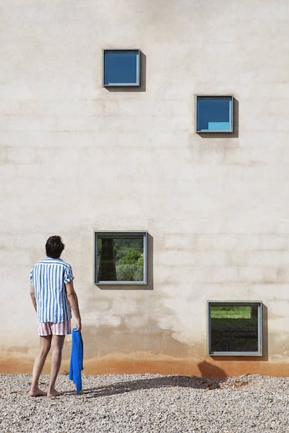 Dassen y su familia pasan allí algunas temporadas y en periodos vacacionales lo alquilan.“Conozco el proyecto desde el principio. Su sueño era construir su mayor escultura. Vi la posibilidad de invertir, pero también de disfrutarlo nosotros”, dice Dassen. También compró los terrenos de los alrededores para proteger “la magia del lugar, que reside en su aislamiento”.<p> En la imagen, Un visitante, ante una de las fachadas del complejo.</p>