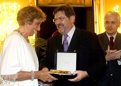 Neus Espresate recibe, de manos del presidente de la Federación de Gremios de Editores, Jordi Úbeda, una placa de homenaje. A a la derecha, el concejal de Cultura, Ferran Mascarell.