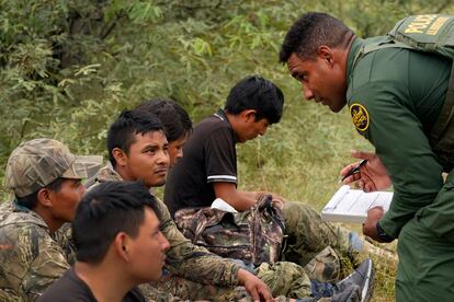 Uno de los agentes procesa a los migrantes capturados.