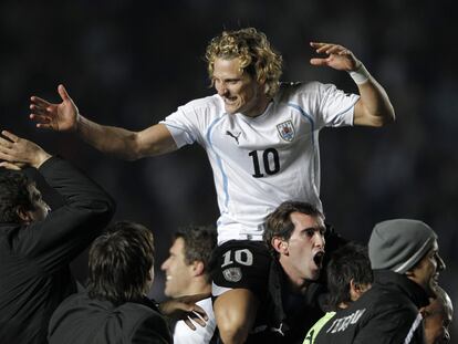 Forlán, a hombors de Godín, celebra el pase.