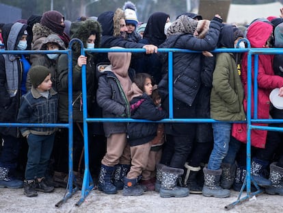 Migrantes en el paso de Bruzgi, en la frontera entre Polonia y Bielorrusia, el 21 de diciembre de 2021.