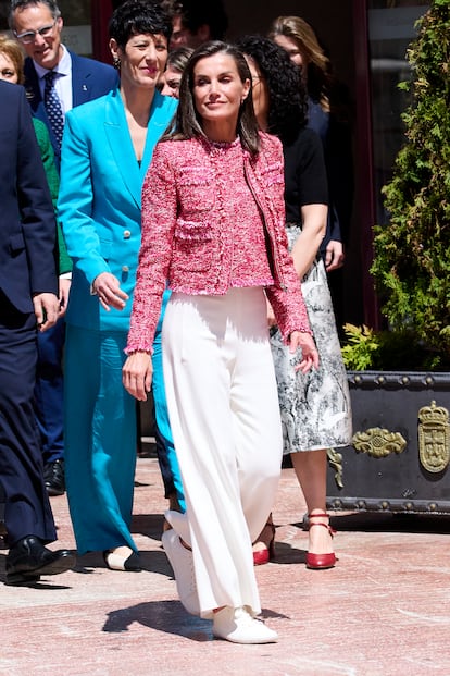 En Oviedo el pasado martes, la reina Letizia asistió al 160 aniversario de Cruz Roja de nuevo con las zapatilas de Vivobarefoot.