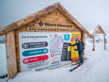 El guía de alta montaña Jonatan Larrañaga realiza la comprobación de su DVA en un puesto de control de Black Diamond en Grandvalira.
 
 