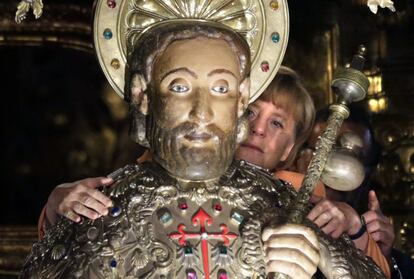 La canciller alemana abraza la figura del Apóstol Santiago en el altar mayor de la catedral compostelana durante su visita a Galicia dentro de la reunión de trabajo hispano-alemana para preparar el Consejo Europeo del día 30.