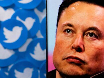 Una imagen de Elon Musk junto a una ilustración con los logos de Twitter. REUTERS
