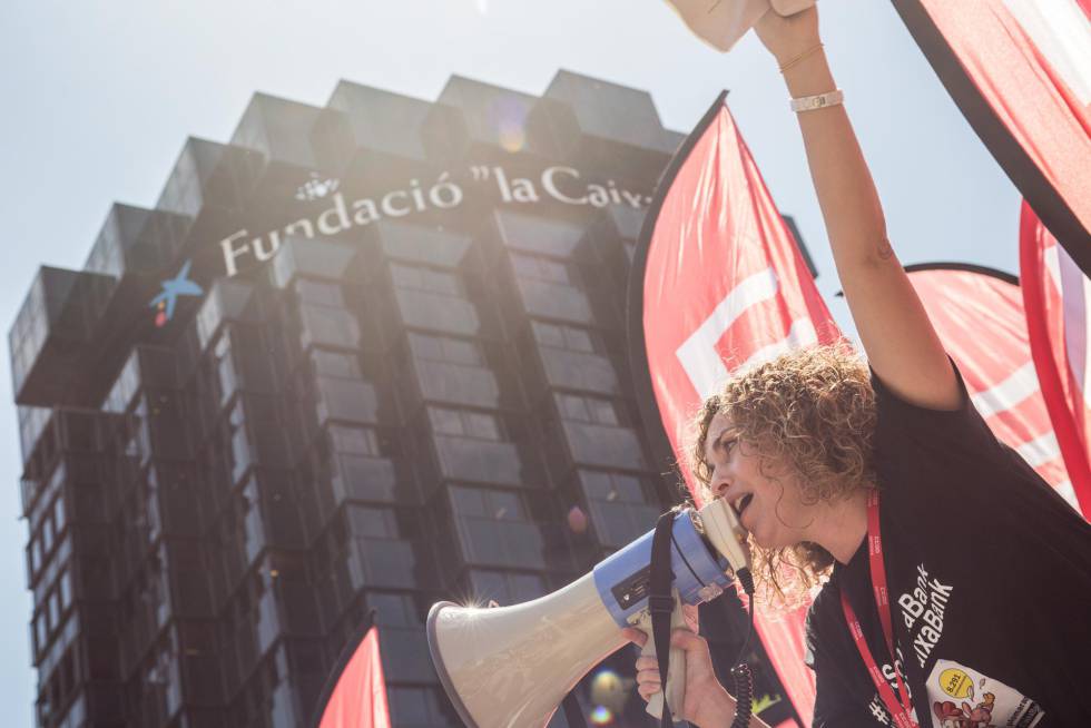 Los sindicatos de CaixaBank convocan una huelga en el día de la junta de accionistas