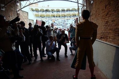 Un torero, en el túnel de cuadrillas de Las Ventas.