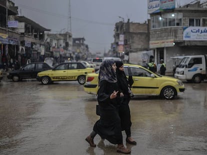 Dos mujeres caminan en la ciudad siria de Raqa en febrero pasado.