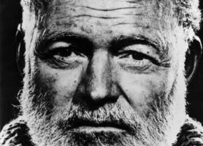 Fotografía tomada en 1960 en la que se registró al escritor y premio Nobel estadounidense Ernest Hemingway. EFE/Archivo