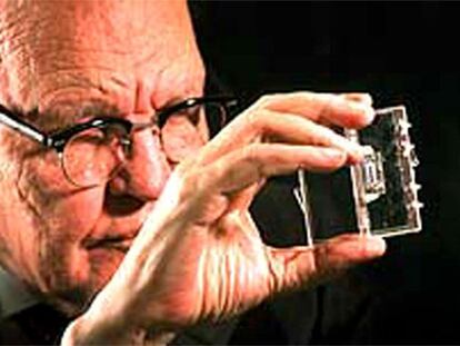 Jack Kilby, con un circuito electrónico integrado en la mano.