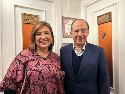 Xóchitl Gálvez y Felipe Calderón, durante una tertulia con la comunidad mexicana en Madrid (España), el 11 de febrero de 2024.