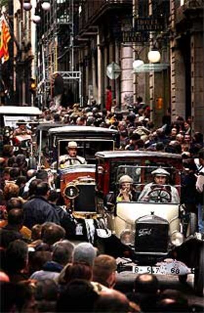 Varios de los coches de época a su salida por la calle de Ferran, en Barcelona.