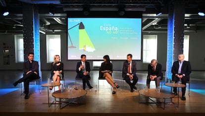 Imagen de los ponentes durante la conversación del ciclo (de izquierda a derecha): Rodrigo Cortés, Beatriz Domínguez-Gil, Manuel Valls, Alan D. Solomont, Moisés Naim y Rafael Moneo, moderados por la periodista Marta Fernández (centro).