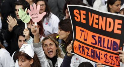 Manifestación de miles de personas por el centro de Madrid contra la privatización de la sanidad en la comunidad, en noviembre de 20012.