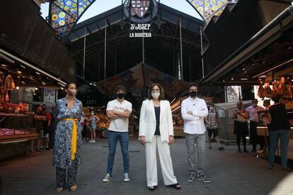 L'alcaldessa de Barcelona, Ada Colau, amb el jurat del concurs 'Masterchef', que es grava a la Boqueria i la Rambla.