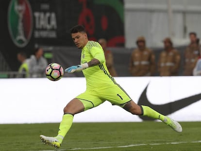 Ederson saca de puerta en un partido con el Benfica.