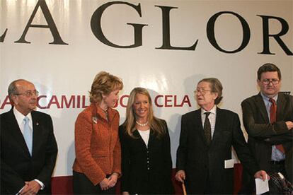 La presidenta de la Comunidad de Madrid, Esperanza Aguirre, con Marina Castaño y a su lado Rafael Conte. A la izquierda, el presidente de la universidad, Felipe Segovia, y a la derecha, Juan Manuel Bonet.