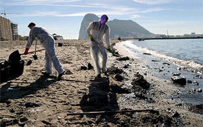 Limpieza en La Línea del fuel vertido el domingo en aguas de Algeciras por la gabarra <i>Spabunker.</i>