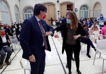 La diputada de ERC Meritxell Serret saluda al cabeza de lista del PSC, Salvador Illa, en el auditorio del Parlamento de Cataluña. La exconsejera se entregó el jueves en el Tribunal Supremo después de tres años huida en Bélgica.