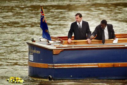 La policía británica lanza una corona al Támesis en 2002 en memoria del niño cuyo torso fue hallado en el río.
