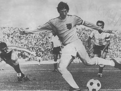 Cruyff regatea a Carnevali en el partido Holanda-Argentina del Mundial de 1974.