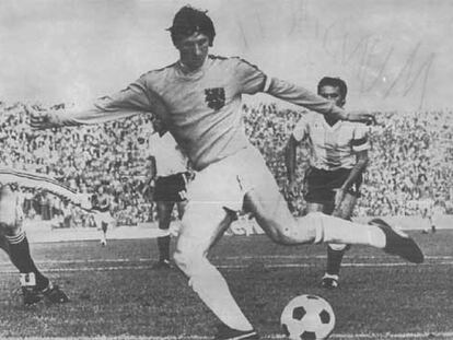 Cruyff regatea a Carnevali en el partido Holanda-Argentina del Mundial de 1974.