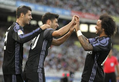 Morata, Asensio y Marcelo, celebran el gol del balear en Anoeta.