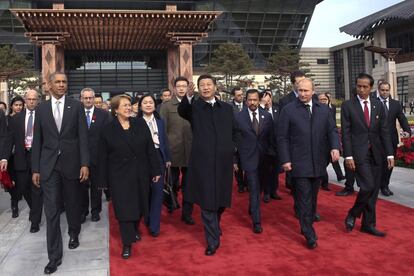 De izquierda a derecha y en primera fila, el presidente de EE UU, Barack Obama; la presidenta de Chile, Michele Bachelet; el presidente chino, Xi Jinping; el sultán de Brunei, Hassanal Bolkiah; el presidente de Rusia, Vladimir Putin; y el presidente indonesio, Joko Widodo, junto a otros líderes del foro de Cooperación Económica de Asia Pacífico (APEC).