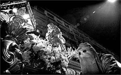 Una procesión de la Semana Santa Marinera en el barrio de El Cabanyal, en Valencia.