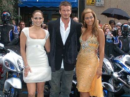 David Beckham junto Jennifer López y Beyoncé Knowles