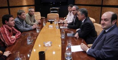 Imagen de la última reunión mantenida por una delegación de la izquierda 'abertzale', a la izquierda, con los presidentes territoriales del PNV y Urkullu.