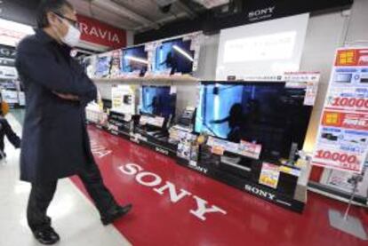 Un hombre entra en una tienda de la multinacional japonesa Sony. EFE/Archivo