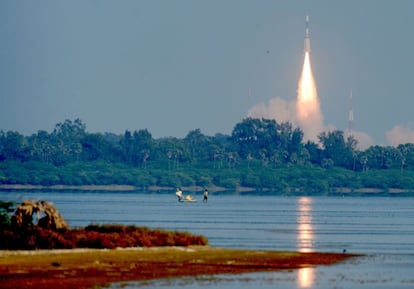 Lanzamiento del satélite militar de comunicaciones GSAT-7A, en Sriharikota (India).